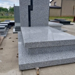 nagrobek-strzegom-granit-szary